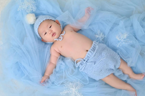 供卵试管代怀生子费用宝宝上眼皮肿
